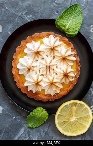 Tartlet con crema di limone e meringa. Foto Stock