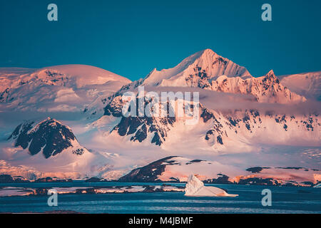 La penisola antartica la gamma della montagna che è stato girato durante la spedizione estreme al Vernadsky Base di ricerca. La bellezza della coperta di neve montagna Foto Stock