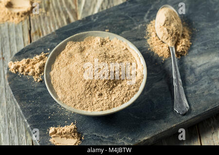 Organico secco polvere di maca super in una ciotola Foto Stock