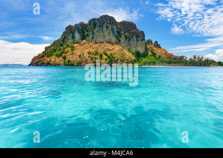 Uno scenario spettacolare isola tropicale con le scogliere calcaree coperte con la vegetazione in crystal clear ocean accanto alle esotiche Phi Phi è Foto Stock