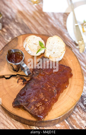 Grigliata di costolette di maiale Foto Stock