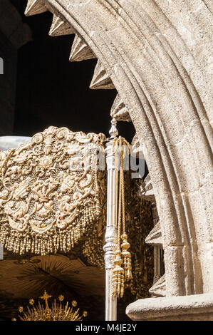 Dettaglio del galleggiante di palium della fratellanza di 'San Esteban" al momento di uscire attraverso l'ogiva e frastagliati porta della chiesa. Foto Stock