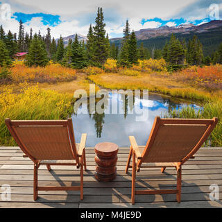 Due convenienti wattled chaise longue accanto al lago Foto Stock