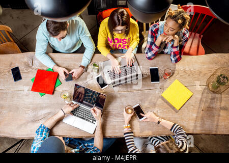 La gente che lavora con i computer portatili e telefoni cellulari Foto Stock