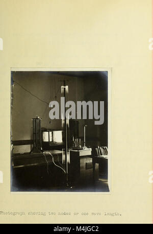 Questa pubblicazione del 1906 discute l'apparato e i metodi sviluppati per misurare le onde elettriche, concentrandosi sulle tecniche utilizzate nello studio dell'elettricità, delle onde elettromagnetiche e delle loro applicazioni nelle telecomunicazioni e nell'ingegneria elettrica. Foto Stock