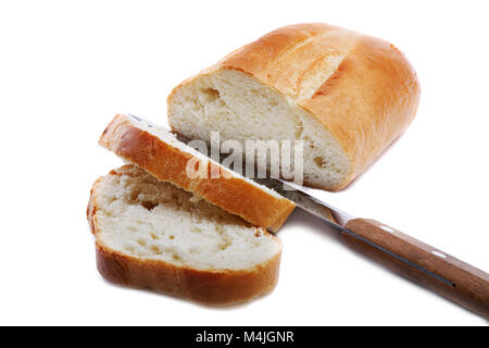 Fette di pane bianco con un coltello su un fondo bianco Foto Stock