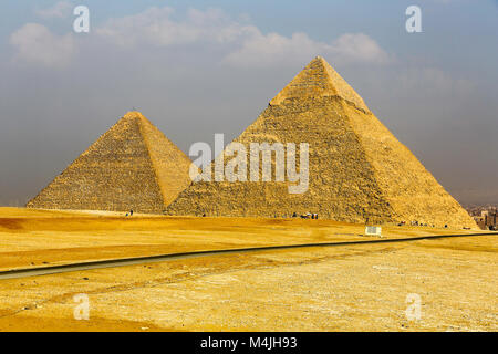 La Grande Piramide di Giza o la piramide di Khufu, con la piramide di Cheope dietro, le Piramidi di Giza in Egitto, Nord Africa Foto Stock