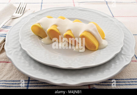 Paccheri besciamella e curcuma pasta Foto Stock