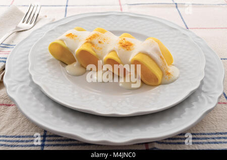Paccheri besciamella e curcuma pasta 5 Foto Stock