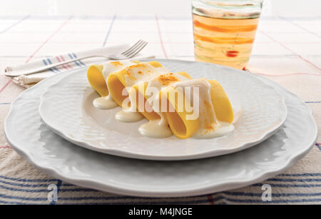Paccheri besciamella e curcuma pasta 3 Foto Stock