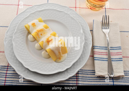 Paccheri besciamella e curcuma pasta 2 Foto Stock