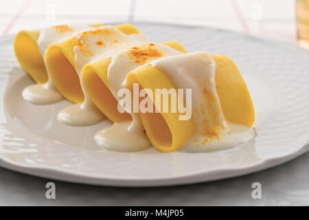 Paccheri besciamella e curcuma pasta 6 Foto Stock