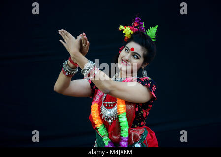 Artisti eseguono sul palco in occasione di 'Basanto Utsav' il primo giorno di primavera all università di Dhaka Belle Arti Istituzione. Utsav Basanto, che li Foto Stock