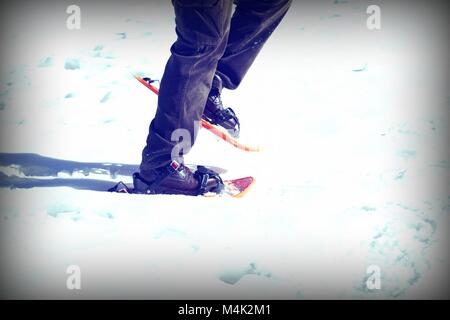 L'uomo le passeggiate con le racchette da neve e di speciali foto effetto vintage Foto Stock