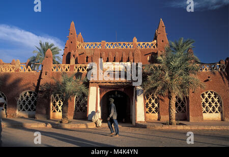 In Algeria. Timimoun. Western mare di sabbia. Grand Erg Occidental. Oasi. Centro della citta'. Tipica architettura. Hotel Oasis Rouge. Forse l'hotel più vecchio di Sahar Foto Stock