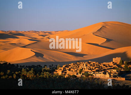 In Algeria. Taghit Tarit o. Western mare di sabbia. Grand Erg Occidental. Deserto del Sahara. Le dune di sabbia. Mare di Sabbia. Vista sul villaggio, oasi, palme. dune di sabbia. Foto Stock