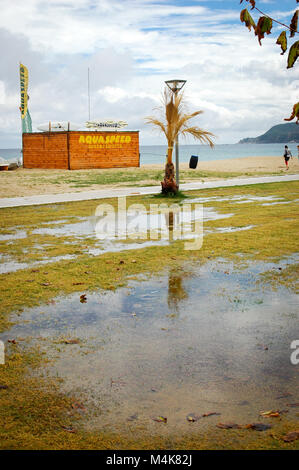 Sarti, Sithonia, penisola Calcidica, Grecia, 07. Septembar, 2014. allagato prato vicino spiaggia,dopo la tempesta e la pioggia, con sole e nuvole, e di riflessione Foto Stock