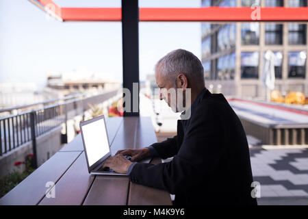 Uomo d affari con computer portatile Foto Stock