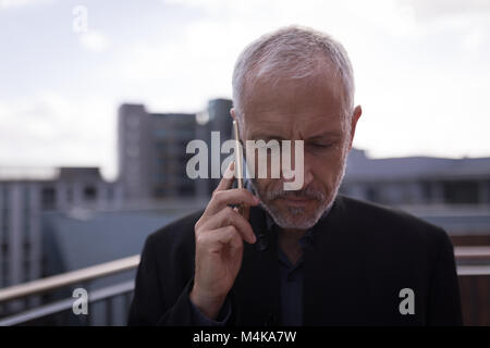 Imprenditore parlando al telefono cellulare Foto Stock