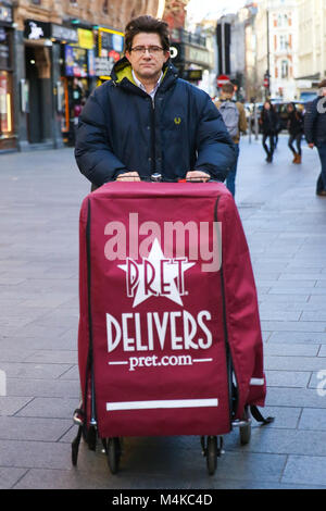 Vista generale di Pret a Manger store in Leicester Square offre: un uomo di consegna con Pret a Manger carrello consegna in Leicester Square. Dove: London, London, Regno Unito quando: 16 Gen 2018 Credit: WENN.com Foto Stock