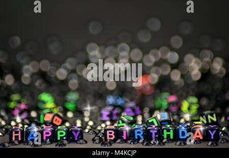 Molti cubi colorati forme le parole buon compleanno Foto Stock