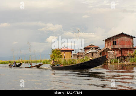 Thaung Thut: casa su palafitte, canal, barca, Lago Inle, Stato Shan, Myanmar (Birmania) Foto Stock