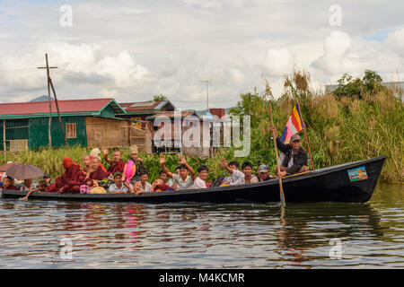 Thaung Thut: casa su palafitte, canal, barca, monaci, Lago Inle, Stato Shan, Myanmar (Birmania) Foto Stock