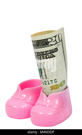 Colpo verticale di una coppia di plastica rosa scarpine per bambini con un laminato di venti dollari in uno. L'altro è vuoto. Sfondo bianco. Foto Stock