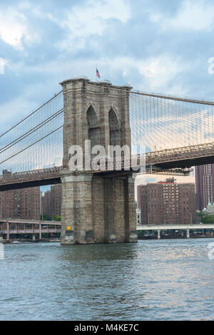 Ponte di Brooklyn, uno dei più antichi ponti di carreggiata, che collega Brooklyn a Manhattan Foto Stock