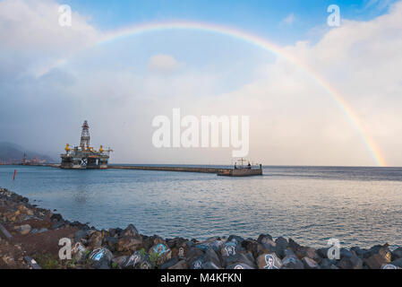 Santa Cruz de Tenerife, Spagna - 8 Febbraio 2018 : vista panoramica di un arcobaleno in un giorno di pioggia nel porto di Tenerife, Isole canarie, Spagna. Foto Stock