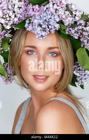 Bellissima ragazza con fiore corona sul capo Foto Stock