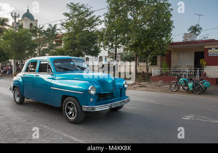 Vinales, Cuba - 5 Dicembre 2017: Vecchia degli anni cinquanta auto nella via centrale di Vinales Foto Stock