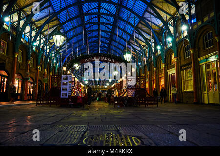 Londra Covent garden circense in Europa di notte di mercato di Apple Foto Stock