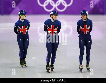 Gran Bretagna (da sinistra a destra) Kathryn Thomson, Charlotte Gilmartin e Elise Christie warm up all'Ovale Gangneung durante il giorno 8 dell'PyeongChang 2018 Giochi Olimpici Invernali in Corea del Sud. Foto Stock