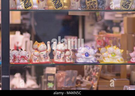 Giapponese Cat Dolls a Tokyo strade commerciali adottate il 1 gennaio 2018. Colorate le bambole sono famosa voce di souvenir per i turisti in Giappone Foto Stock