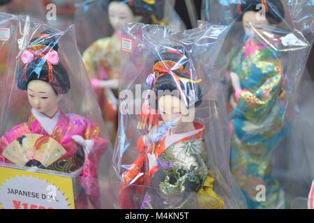 Bambole giapponese a Tokyo strade commerciali adottate il 1 gennaio 2018. Colorato bambole giapponesi sono famosi voce di souvenir per i turisti in Giappone Foto Stock