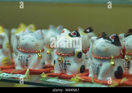 Giapponese Cat Dolls a Tokyo strade commerciali adottate il 1 gennaio 2018. Colorate le bambole sono famosa voce di souvenir per i turisti in Giappone Foto Stock