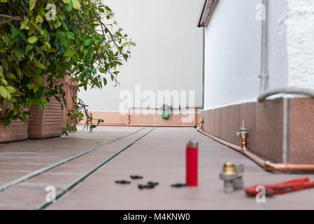 Fase di costruzione di una irrigazione a goccia (sistema micro irrigazione) per terrazze e di piante in vaso, con tubi di rame Foto Stock