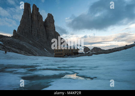 Tipico paesaggio bello nelle Dolomiti Foto Stock