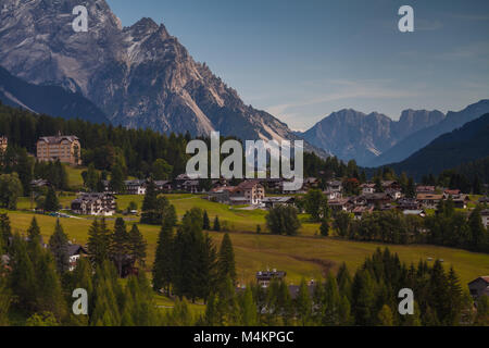 Tipico paesaggio bello nelle Dolomiti Foto Stock