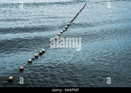 Linea di bianco boa saferty sul mar. Foto Stock