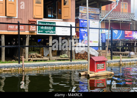 Nampan: ufficio postale su palafitte, flottante casella di posta, Lago Inle, Stato Shan, Myanmar (Birmania) Foto Stock