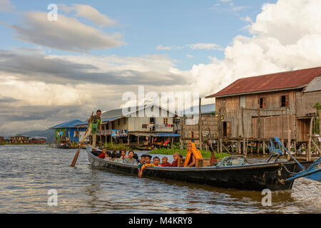 Nampan: casa su palafitte, canal, barca, gamba stile di voga, Intha persone, Lago Inle, Stato Shan, Myanmar (Birmania) Foto Stock