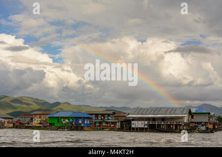 Nampan: casa su palafitte, canal, barca, rainbow, Lago Inle, Stato Shan, Myanmar (Birmania) Foto Stock