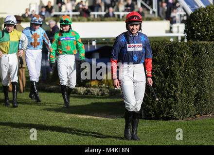 Bryony Frost si dirige verso la corsa Steeple Chase di Sodexo Reynoldstown Novices durante il Betfair Ascot Chase Raceday presso l'ippodromo Ascot, Esher. Foto Stock