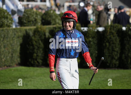 Bryony Frost testa fuori al giro in Sodexo Reynoldstown Novicesâ€™ Steeple Chase gara corsa durante il Betfair Ascot Chase Raceday a Ascot Racecourse, Esher. Foto Stock