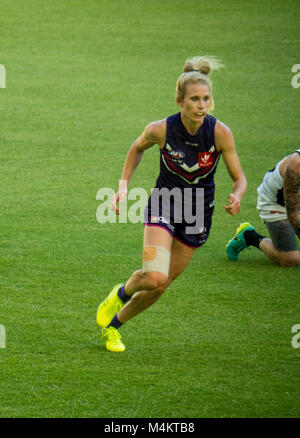 AFL Fremantle Football Club donne squadra giocando contro Collingwood davanti a un record di presenze a Optus Stadium, Perth, WA, Australia. Foto Stock