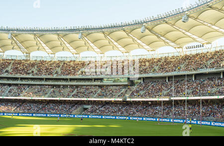 AFL Fremantle Football Club donne squadra giocando contro Collingwood davanti a un record di presenze a Optus Stadium, Perth, WA, Australia. Foto Stock