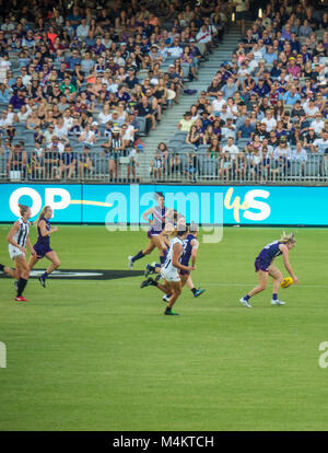 AFL Fremantle Football Club donne squadra giocando contro Collingwood davanti a un record di presenze a Optus Stadium, Perth, WA, Australia. Foto Stock