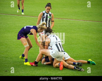 AFL Fremantle Football Club donne squadra giocando contro Collingwood davanti a un record di presenze a Optus Stadium, Perth, WA, Australia. Foto Stock